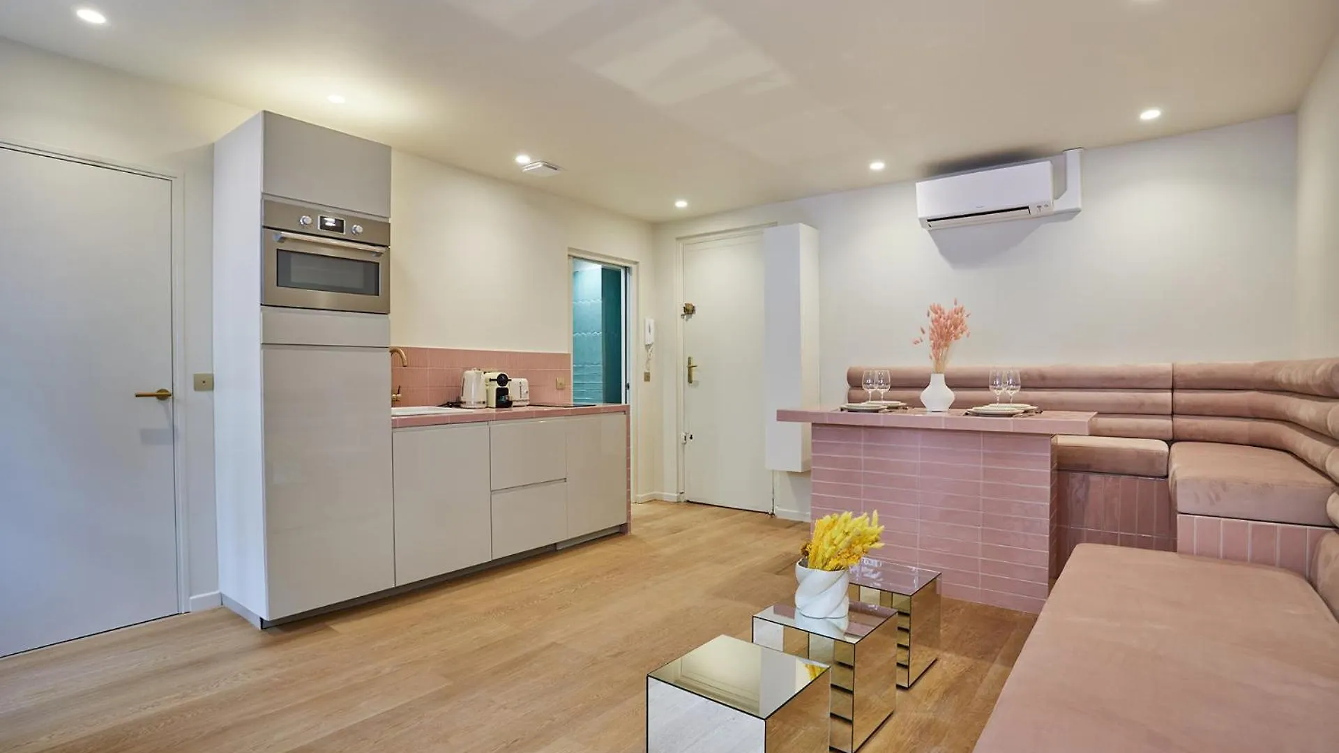 Apartment Center Of Paris By Studio Prestige